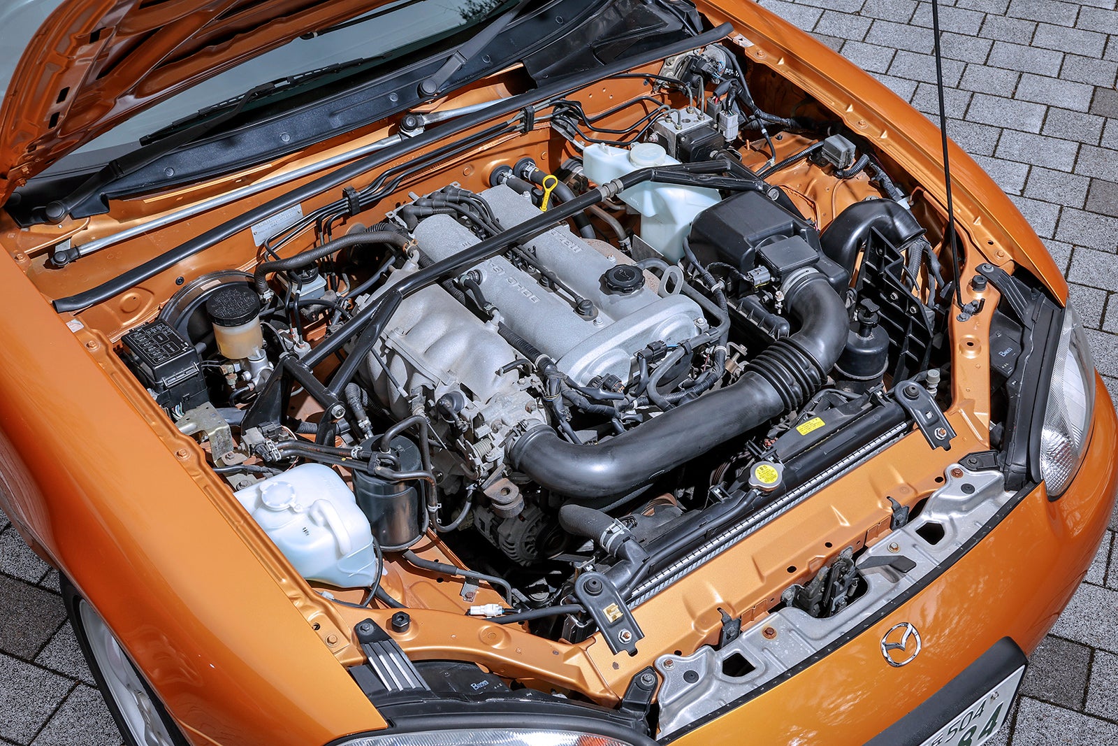 RSに搭載される1.8リッターのBP-ZE（RS）型エンジンは最大出力145馬力。フロントサスタワーバーはRSの標準装備となる。