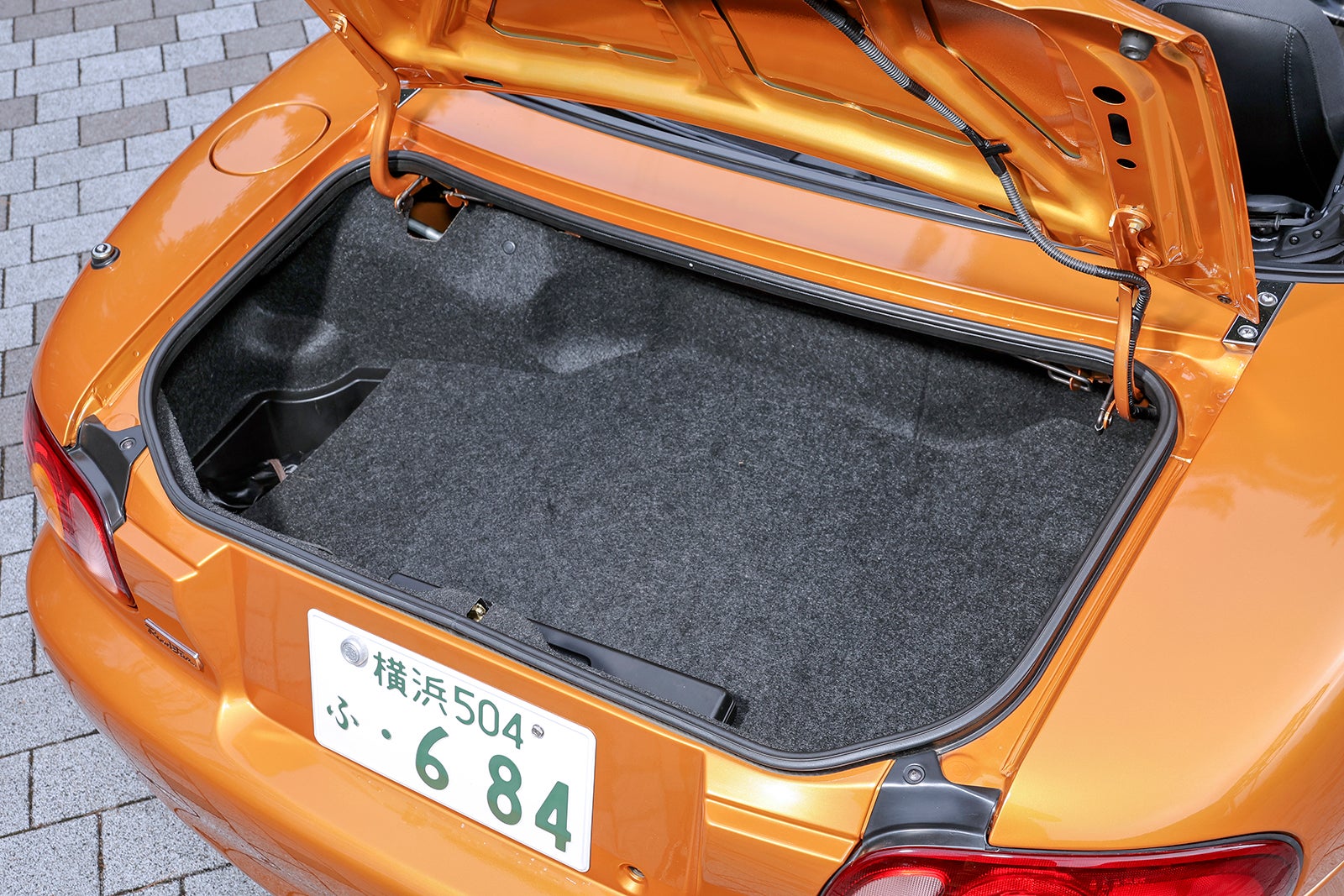 バッテリーとスペアタイヤをトランクルーム床下に収納することによって、トランクルーム容量は初代モデルから20L拡大した144Lを確保。