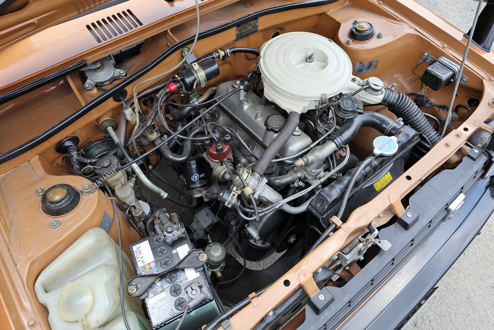 53年（1978年）度排ガス規制に適合した、排気量1,290ccの4K-U型OHVエンジン。シリンダーヘッドには、カタカナの「トヨタ」を円で囲んだトヨタマークが入る。