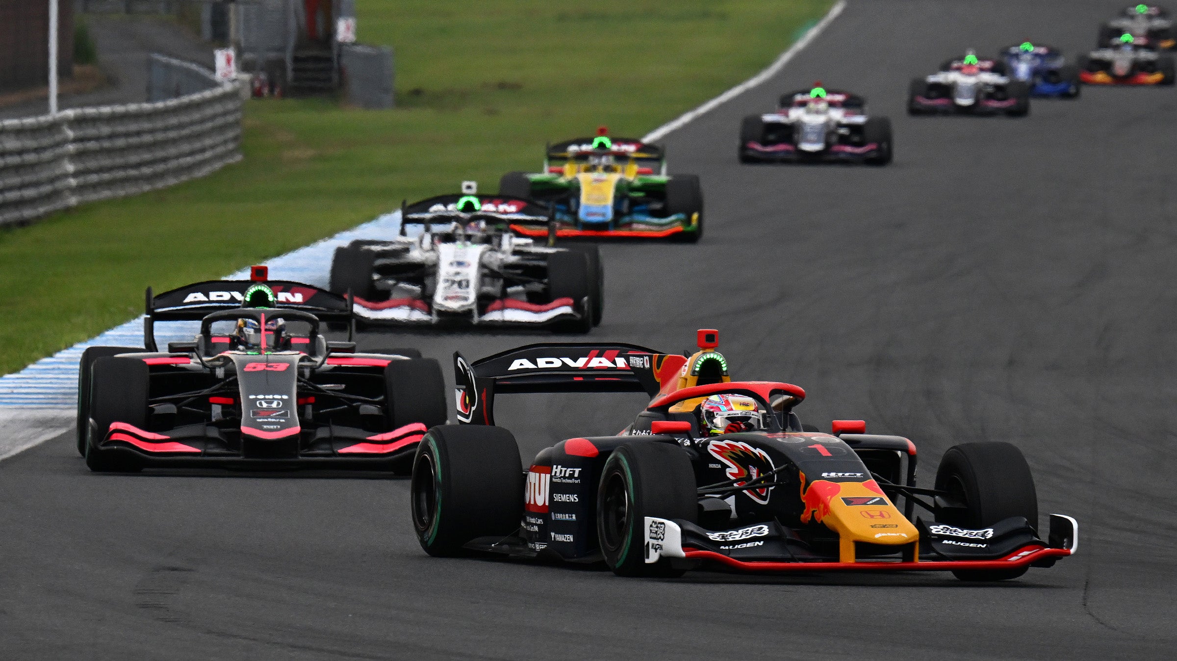 全日本スーパーフォーミュラ選手権第7戦のレースシーン