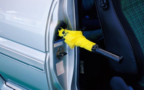 運転席ドアを開けた側面の専用ポケットに収納された黄色い傘の写真