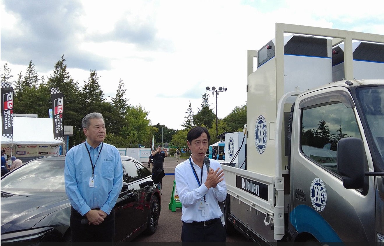 公開イベントの冒頭でコメントするトヨタ中嶋副社長（左）とJAF四宮副会長（右）