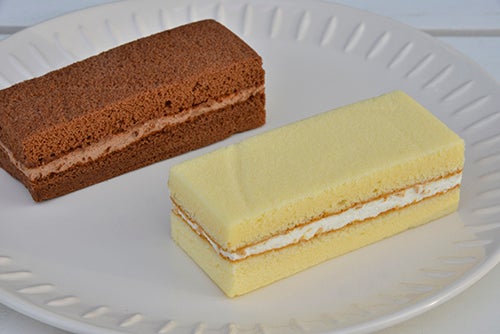 黄色と茶色の四角いケーキ