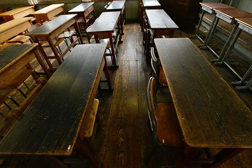旧遷喬尋常小学校の教室に並ぶ机