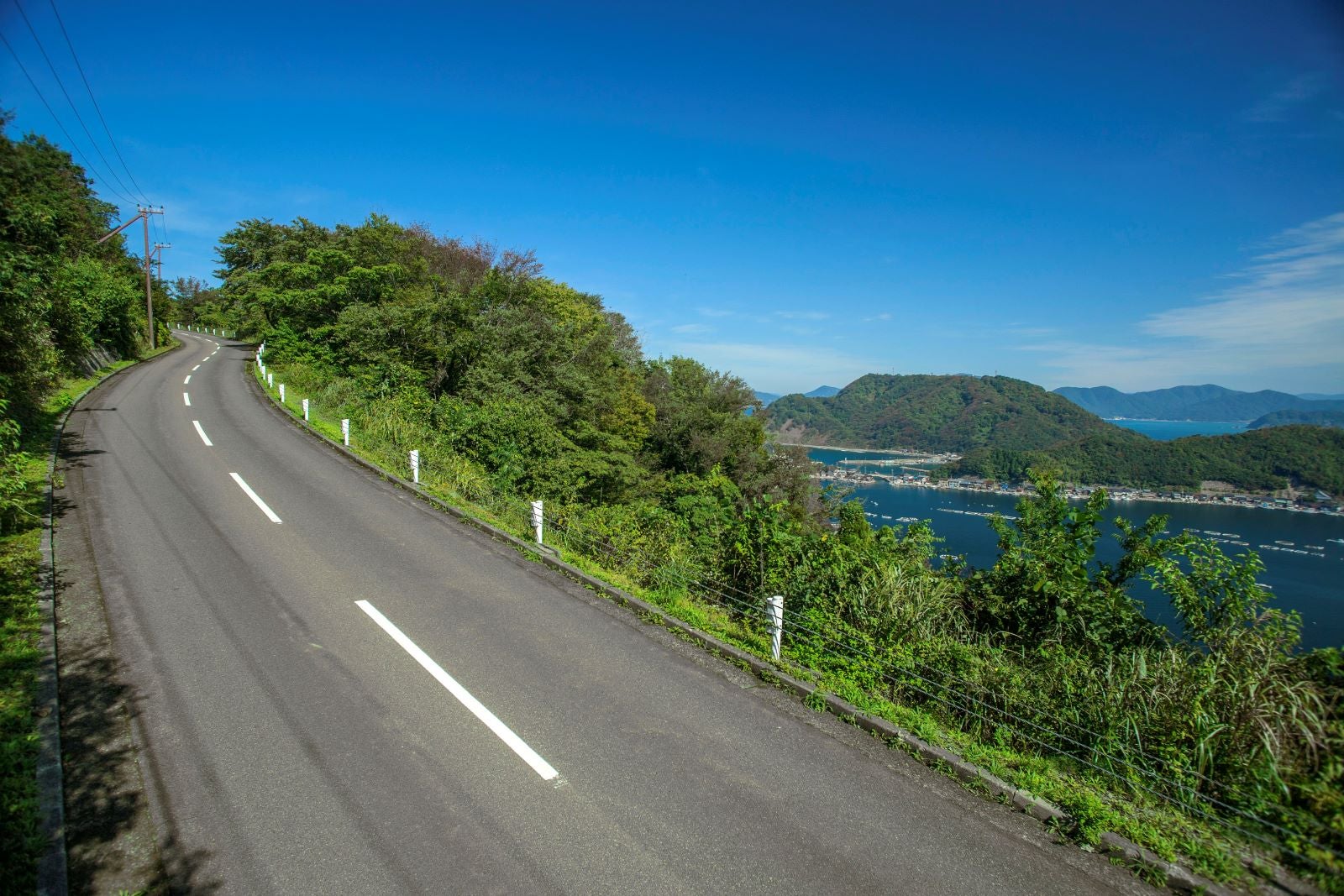 湖と日本海を脇に走れる爽快なドライブルートだ。