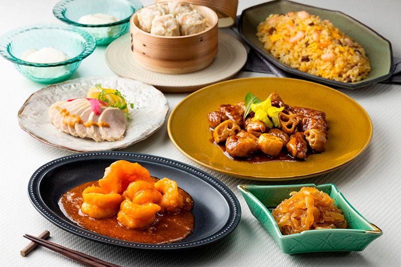 盛り付けられた中華料理7品の写真