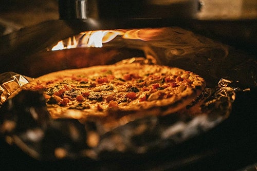 炭火で焼くピザ