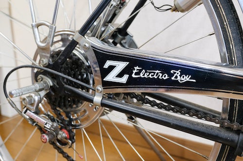 チェーンステーに施された「ELECTRO BOY」のロゴと「Z」のエンブレム