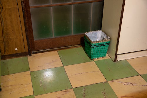 台所の床に敷かれている市松模様のPタイル