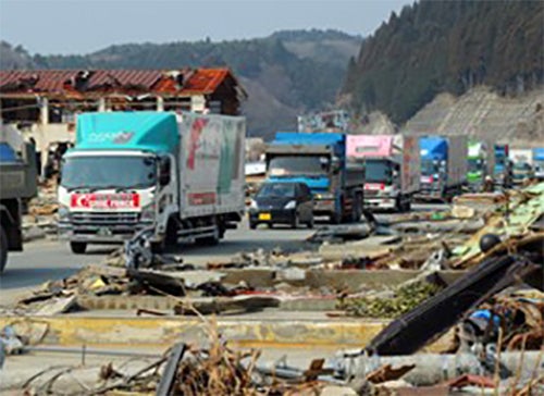 震災時の物資輸送の様子の画像