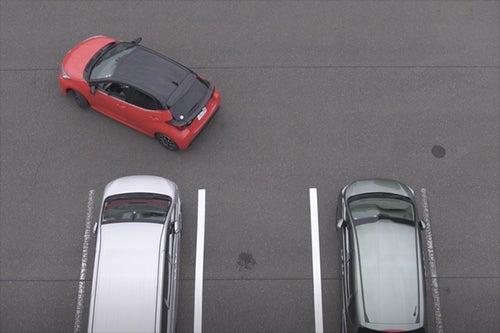 上空から撮影した、車のお尻を駐車枠側に向けている様子