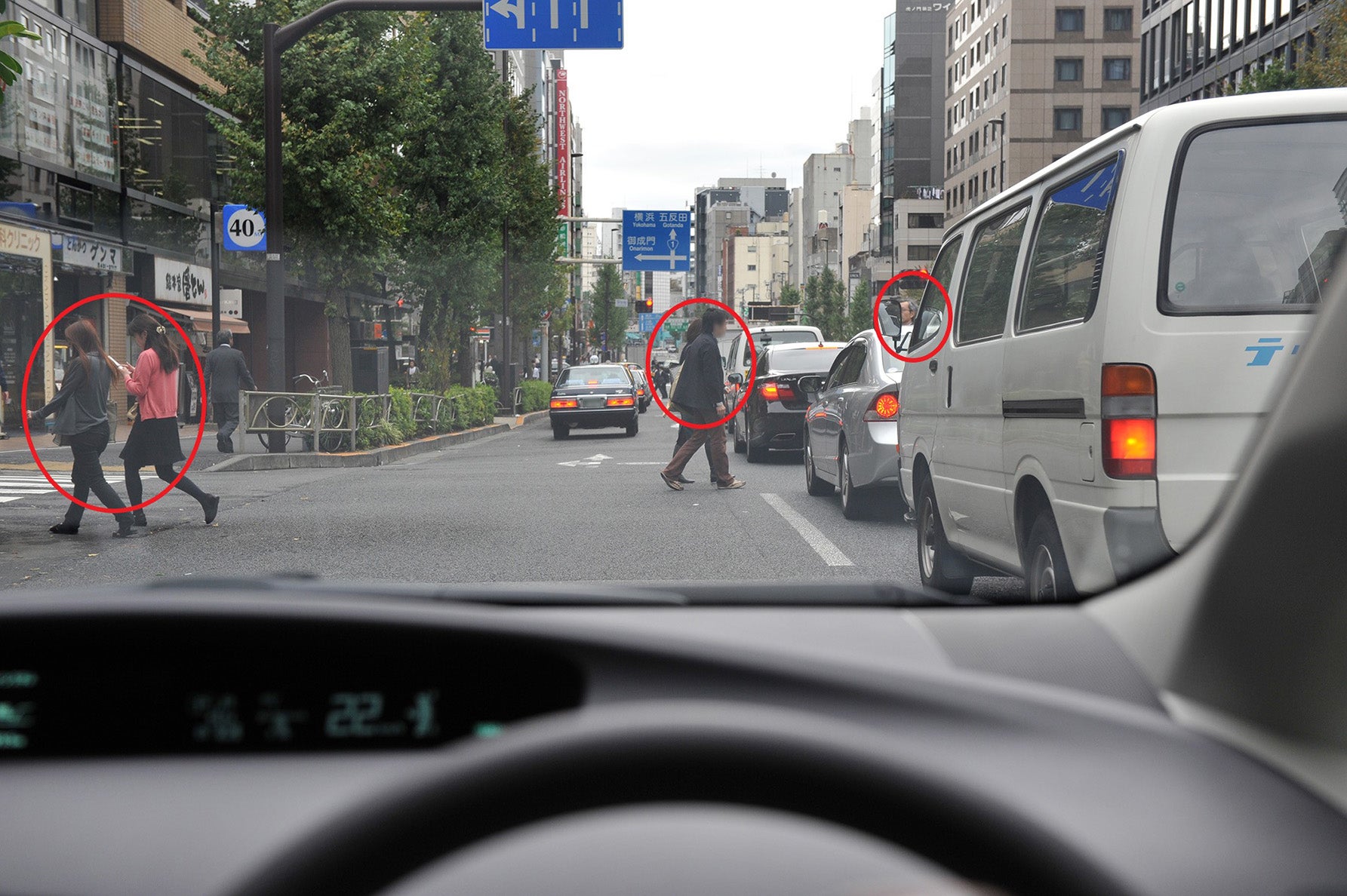 渋滞中の車道には思わぬ危険が潜んでいる！？