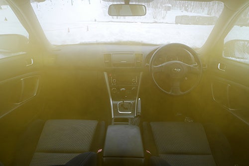 発煙筒の煙が充満するテスト車内。