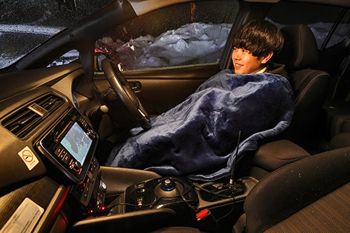 車内で電気毛布を使用するモニター。