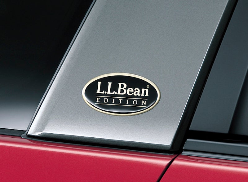 ピラーに付いたL .L .Bean EDITIONのエンブレム