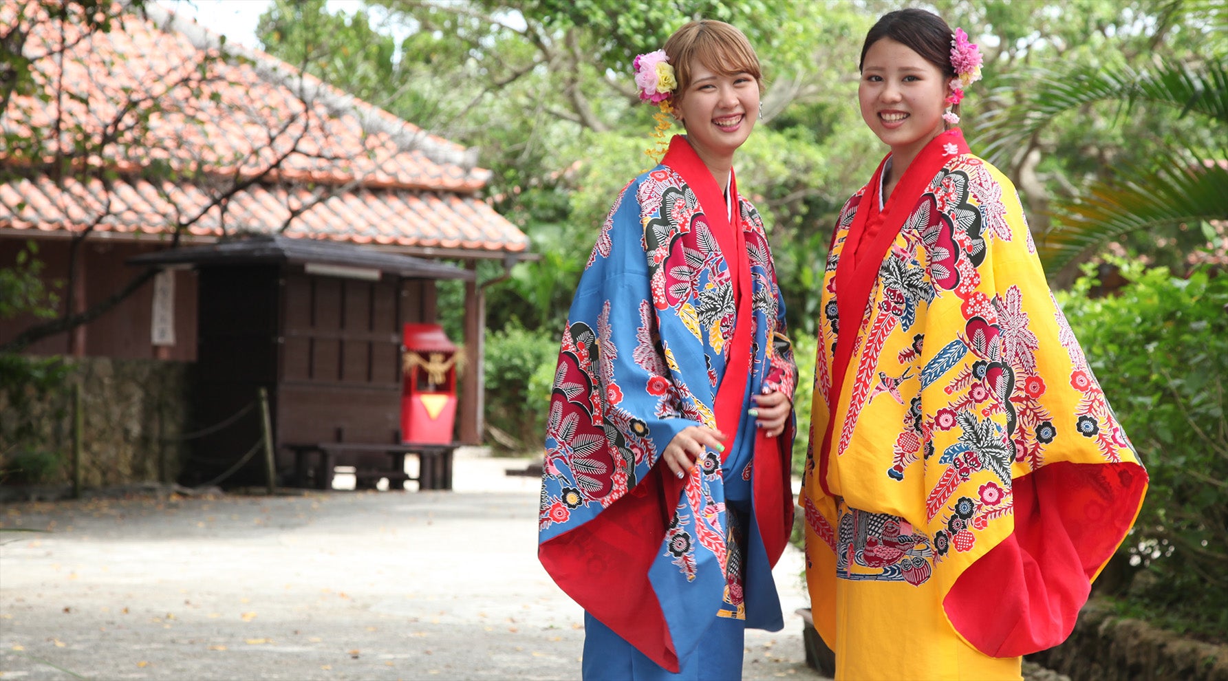 JAF優待施設で衣裳を着て写真に写る女性２人