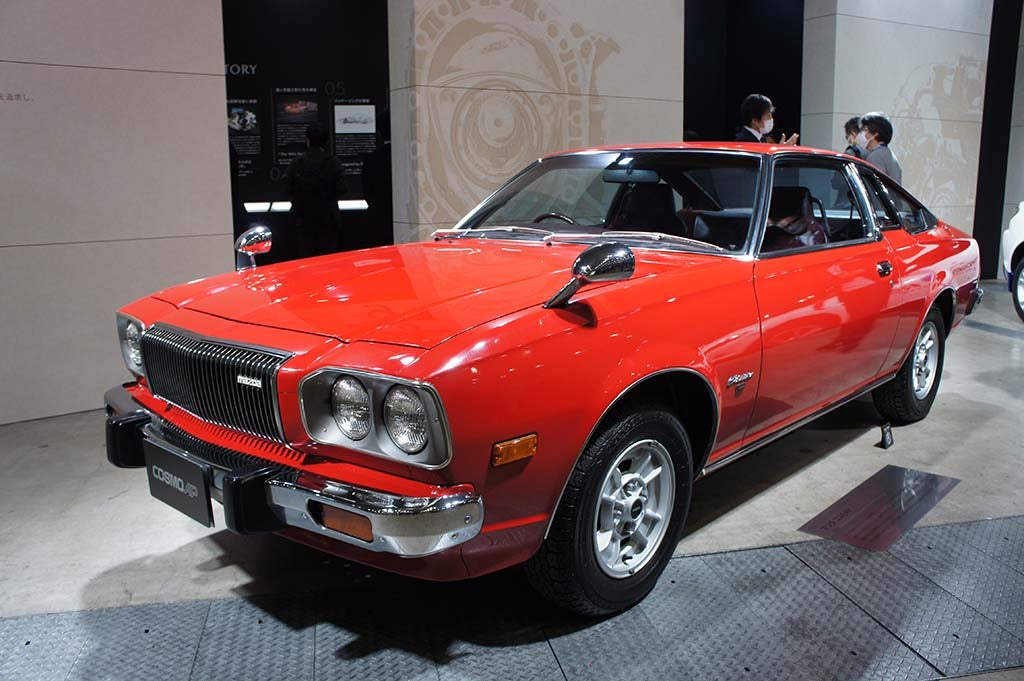 マツダブースに展示されていた、1975年デビューのコスモAP。この車もロータリーエンジンを載せている。