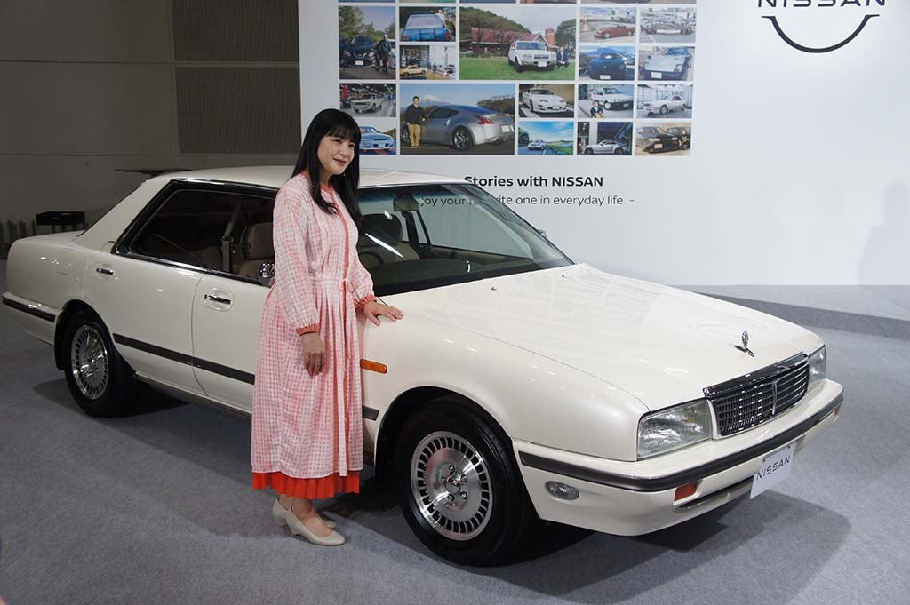 30年以上乗っているという1990年式セドリック・シーマを展示した伊藤かずえさん。