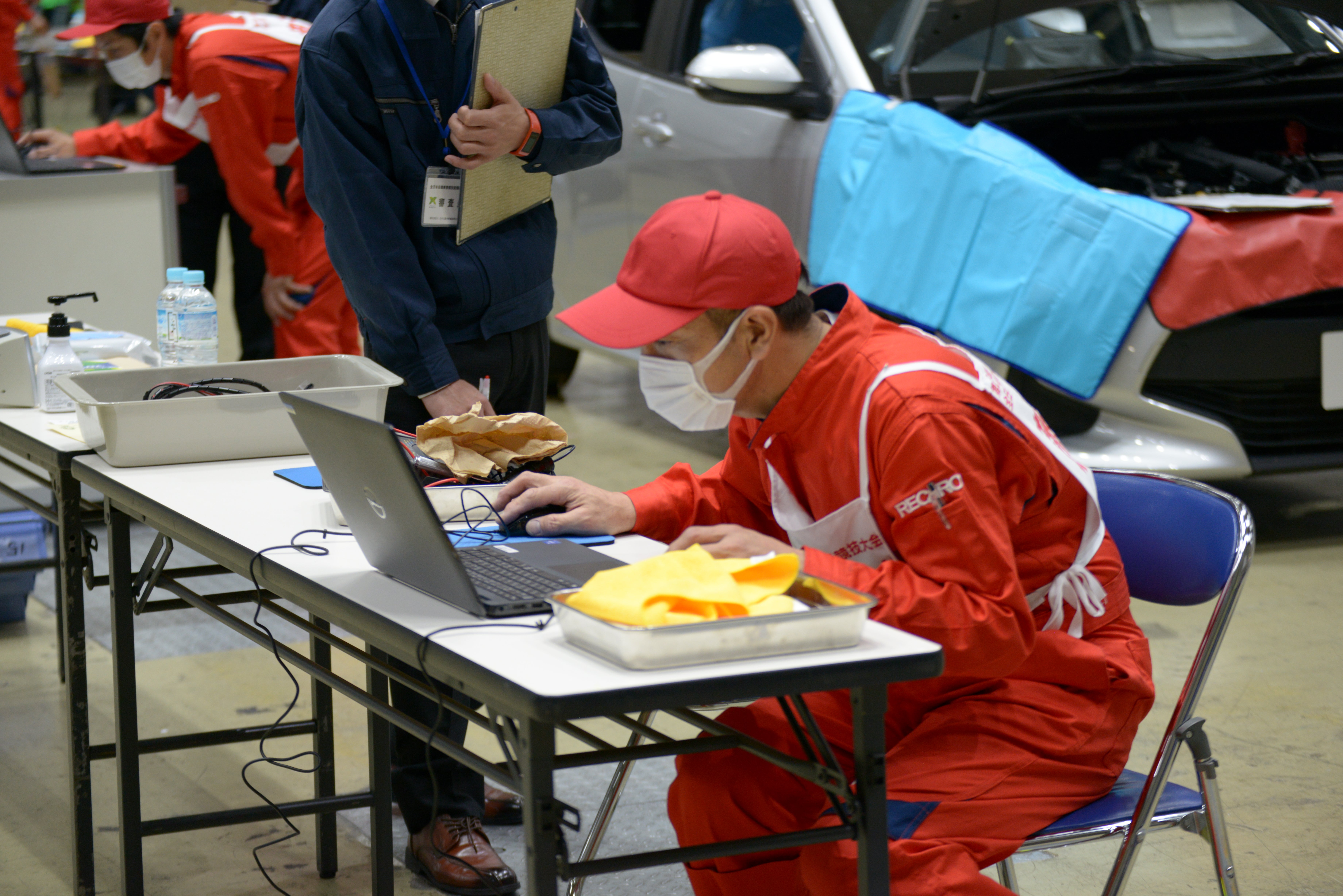 「全日本自動車整備技能競技大会」でPCと格闘する石田さん。卓越したITスキルもプロの整備士に求められるスキルのひとつだ。