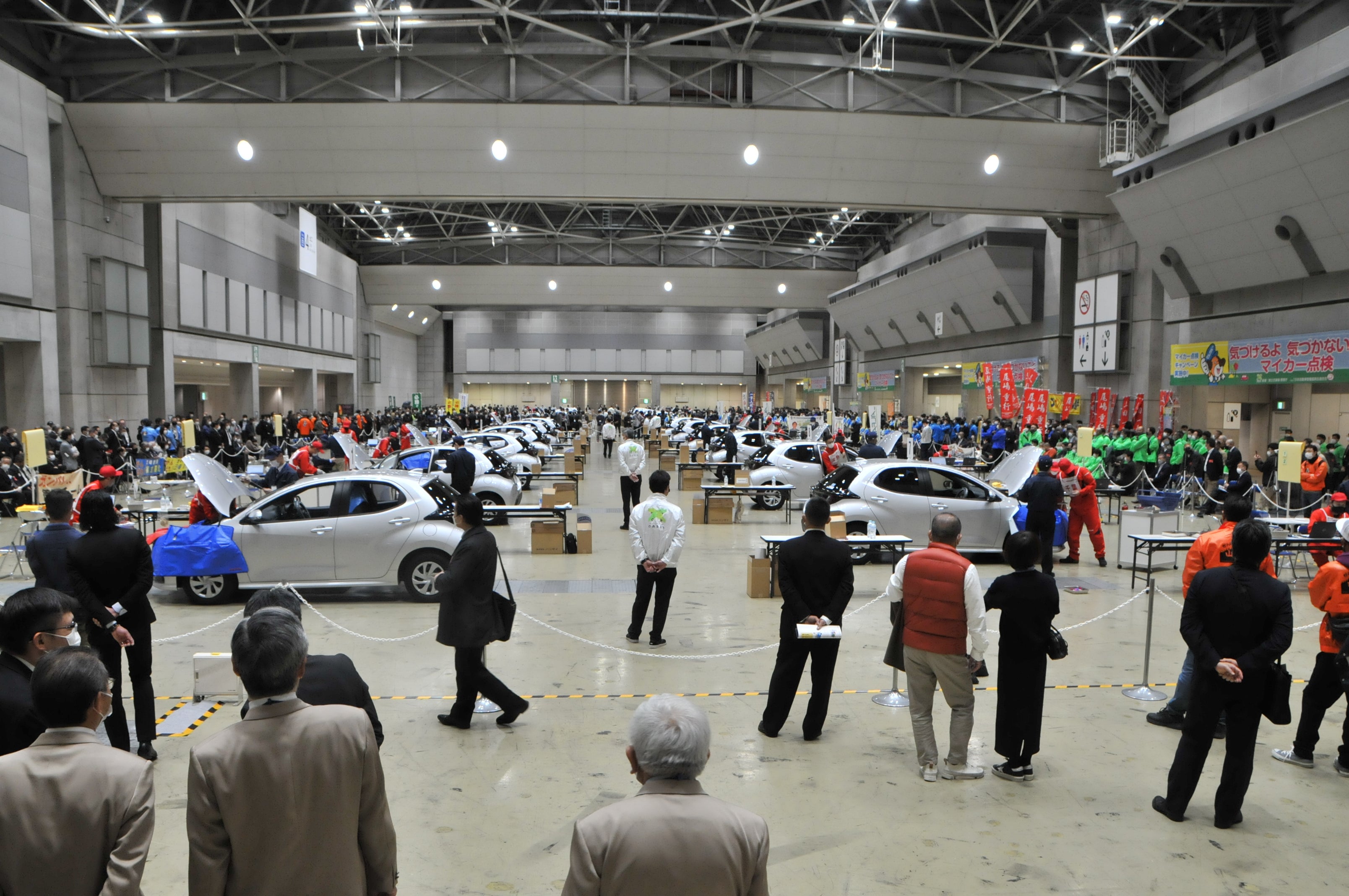 「第23回 全日本自動車整備技能競技大会」の会場風景。2022年大会には90人が参加し、その腕を競った。