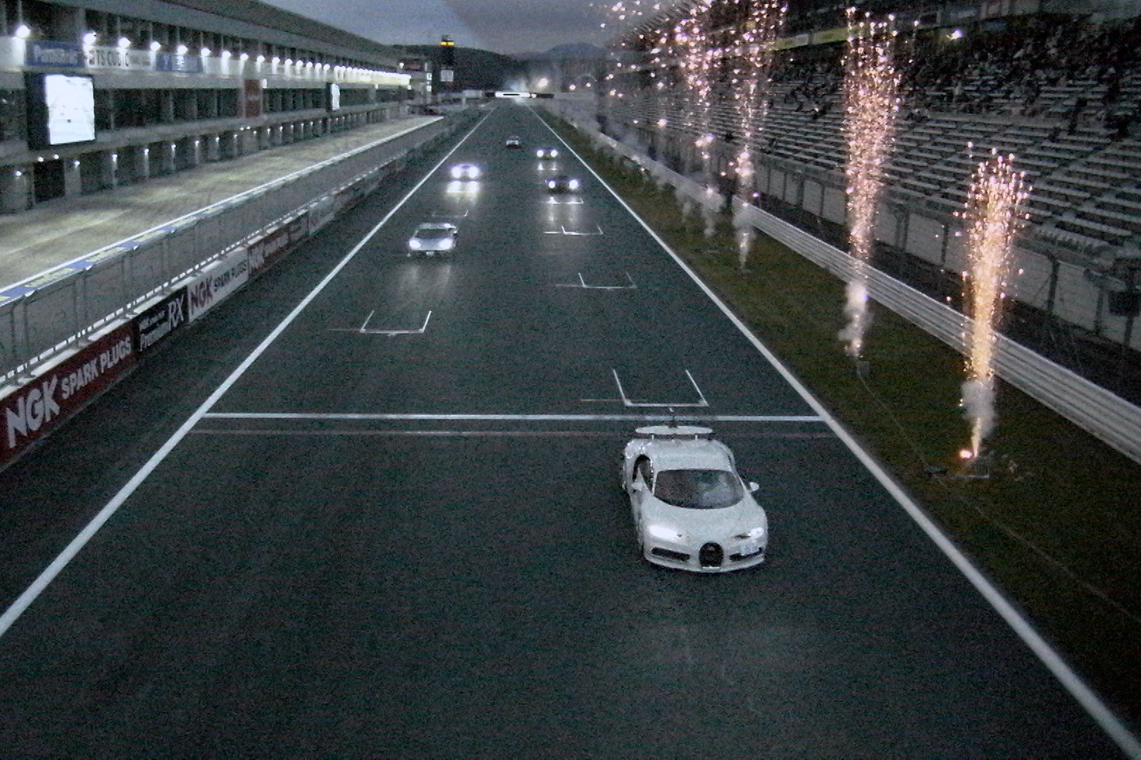富士スピードウェイならではのスーパーカーと花火のコラボもイベントの見物のひとつ。