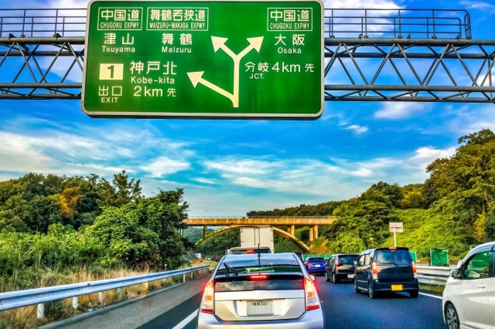 大渋滞する関西の高速道路