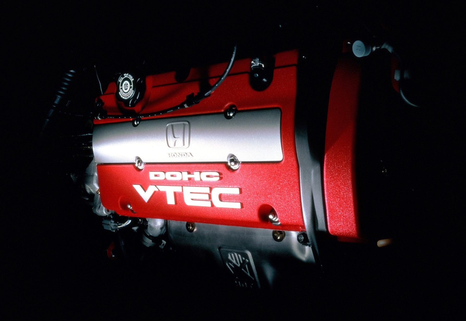 自然吸気エンジンでリッター当たり100ps、最高出力220psを発揮する2.2L DOHC VTECエンジン。高回転域までパワフルなエンジンは専用ギアレシオの5MTとあいまって、優れた加速を実現