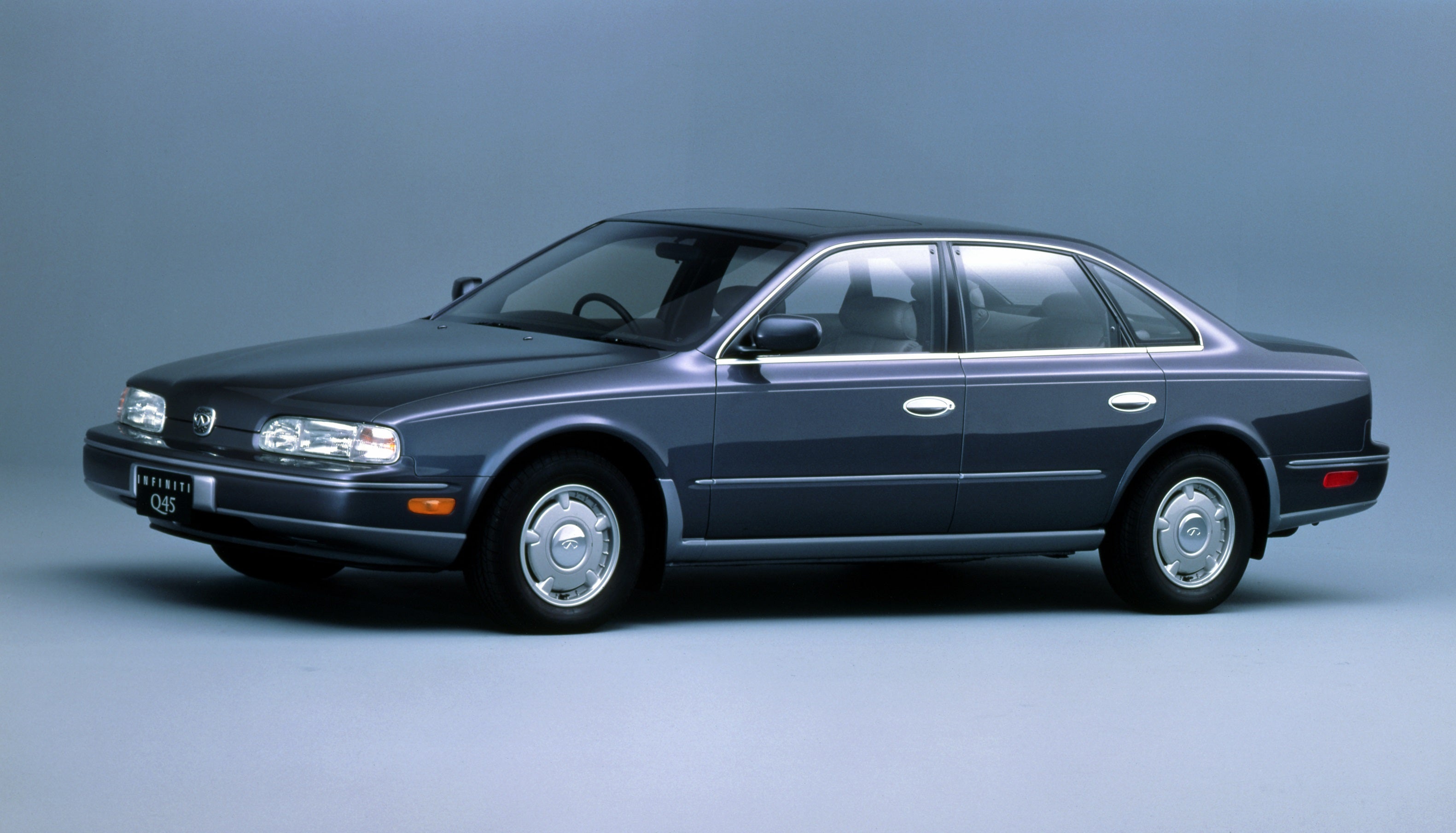 日産自動車の高級ブランド「インフィニティ」から、1989年に世界に向けてデビューしたインフィニティQ45