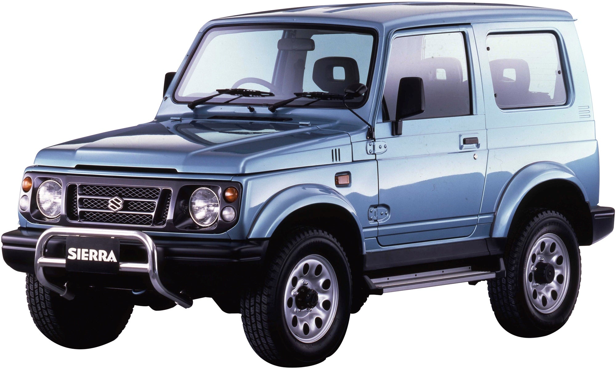 小型車規格のジムニーとして1.3Lエンジンを搭載するシエラ。初代は1993年にデビュー