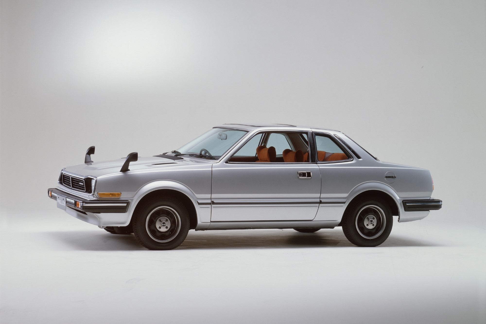 1978年に発売された初代プレリュード。車体サイズに対し、小さく、低くまとめたキャビン部分が特徴的でした