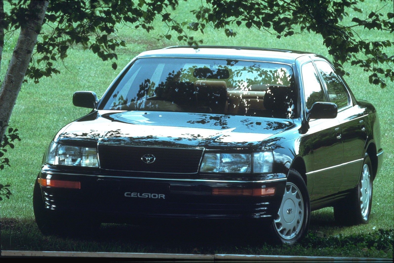 「いつかはクラウン」のさらに上を行く車格で1989年10月に登場したセルシオ