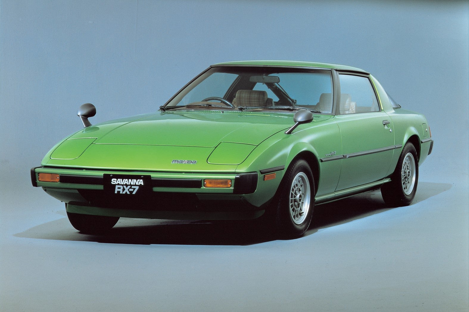 1978年発売の初代モデル。トヨタ・2000GT以来、国産量産車として2例目のリトラクタブルライトを採用。写真のグリーンは当時のイメージカラーでした