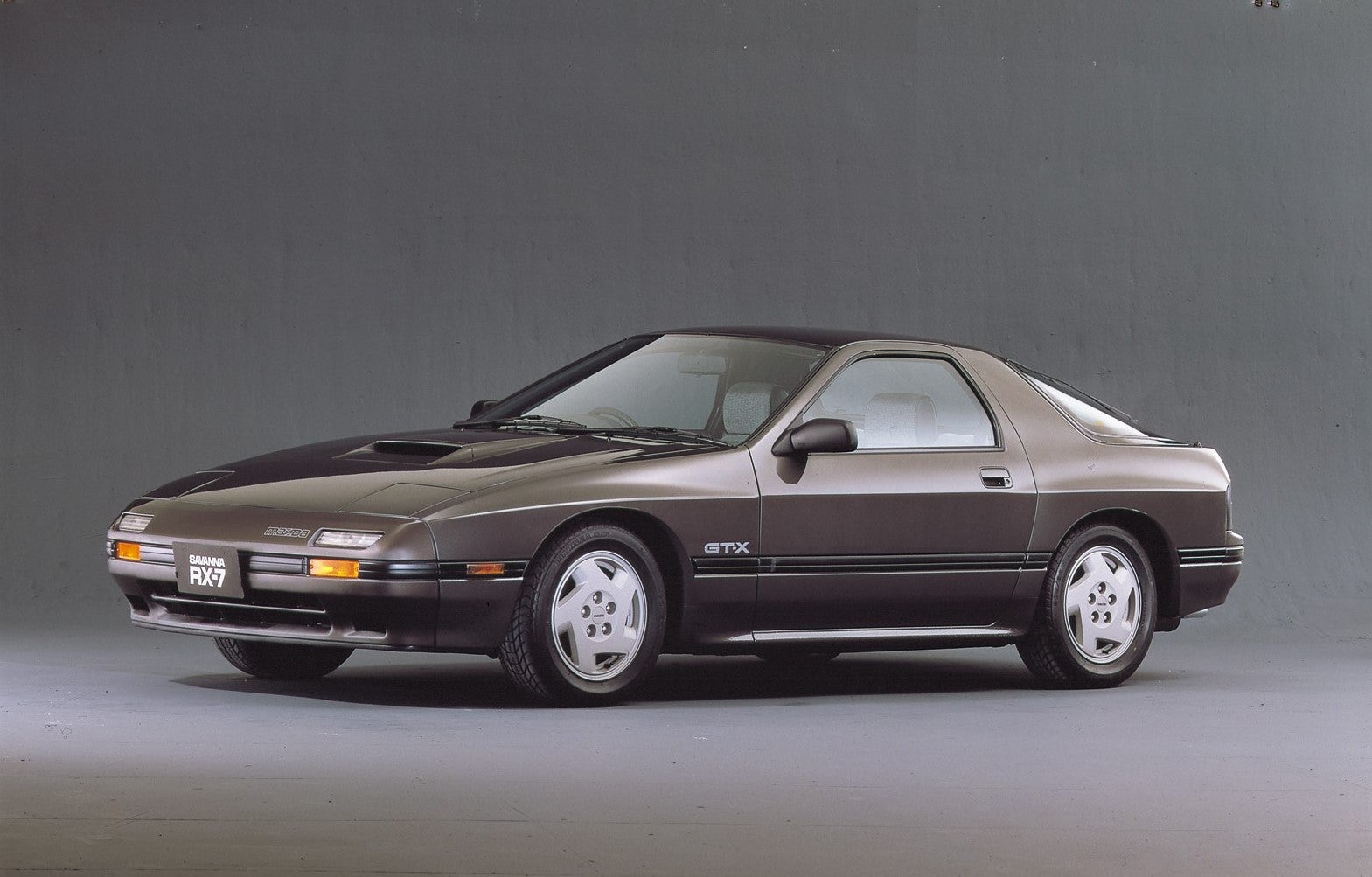 1985年発売の2代目モデル。フロントバンパーのウインカー上部にはパッシング用レンズを追加。エンジンは全車ターボ付きとなりました