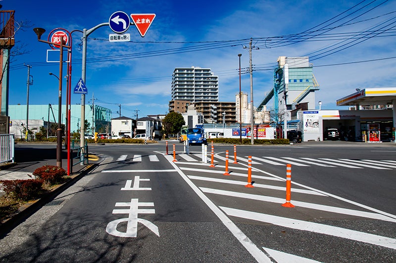 調査を行った東京郊外の市街地。あまりの違反ドライバーの多さに、取り締まりも頻繁に行われている