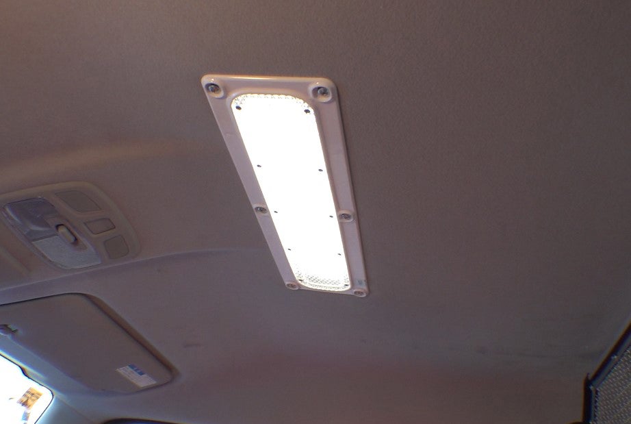 車内で書類を書く際に役立つ、室内天井の大型マップランプ