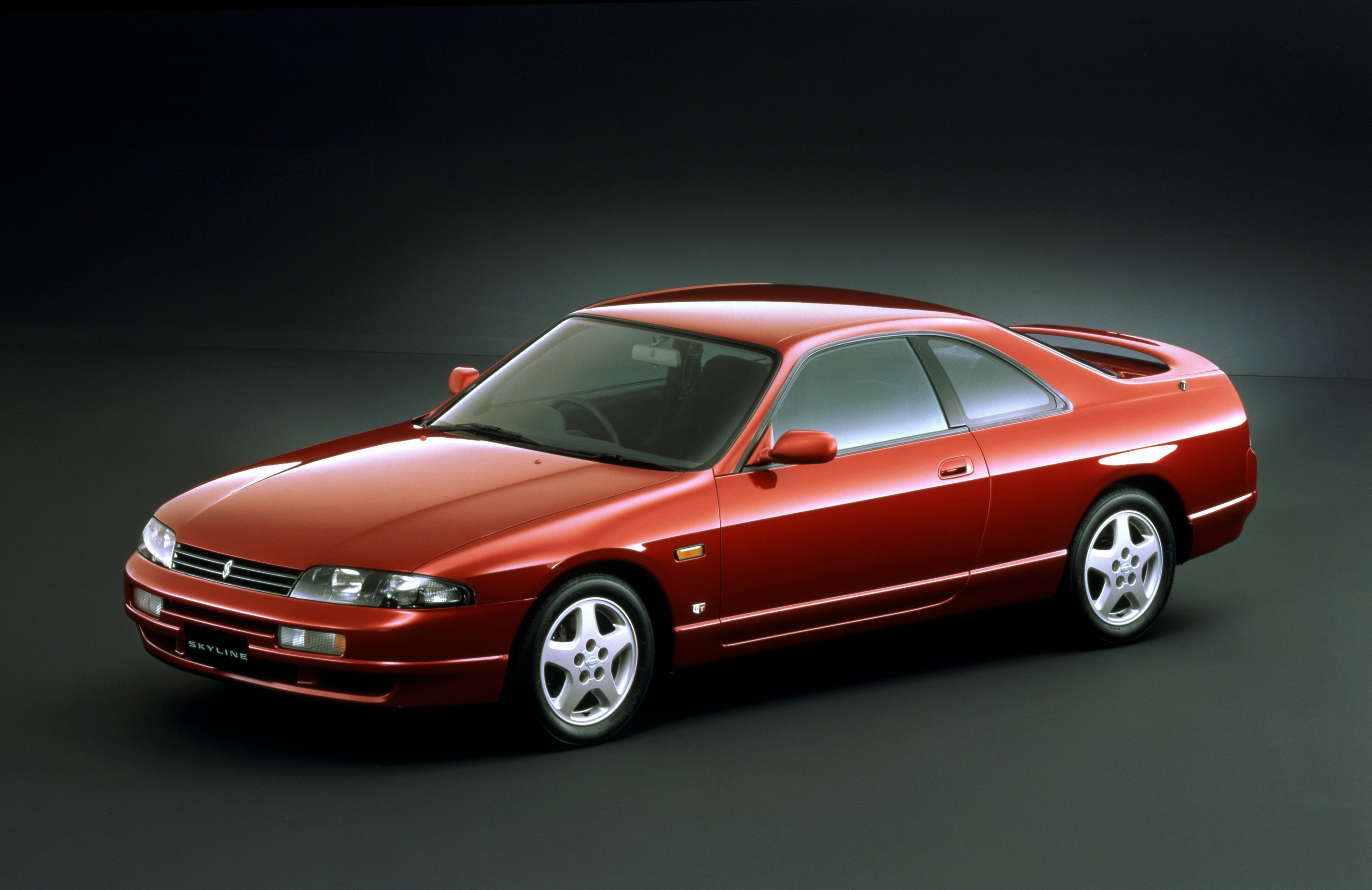 1993年8月登場。シェイプアップを果たした先代（R32型）から一転、セダンもクーペも全幅1720mmの3ナンバー車に上級化した