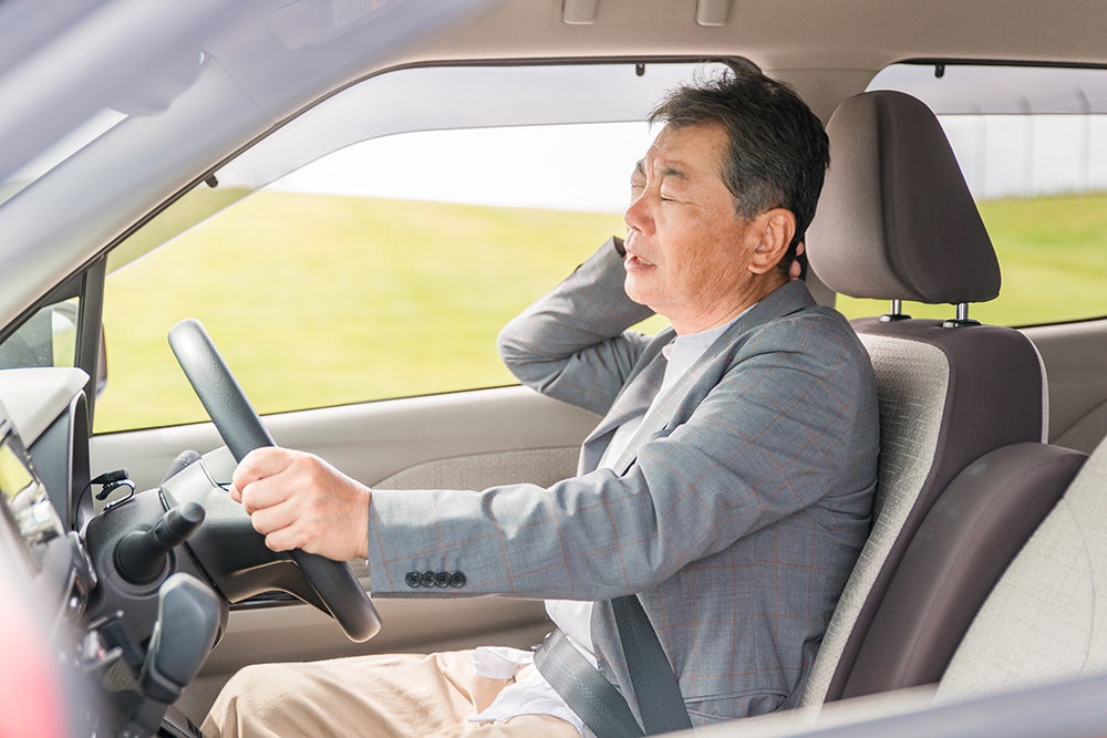 運転中に首に痛みを感じるドライバー