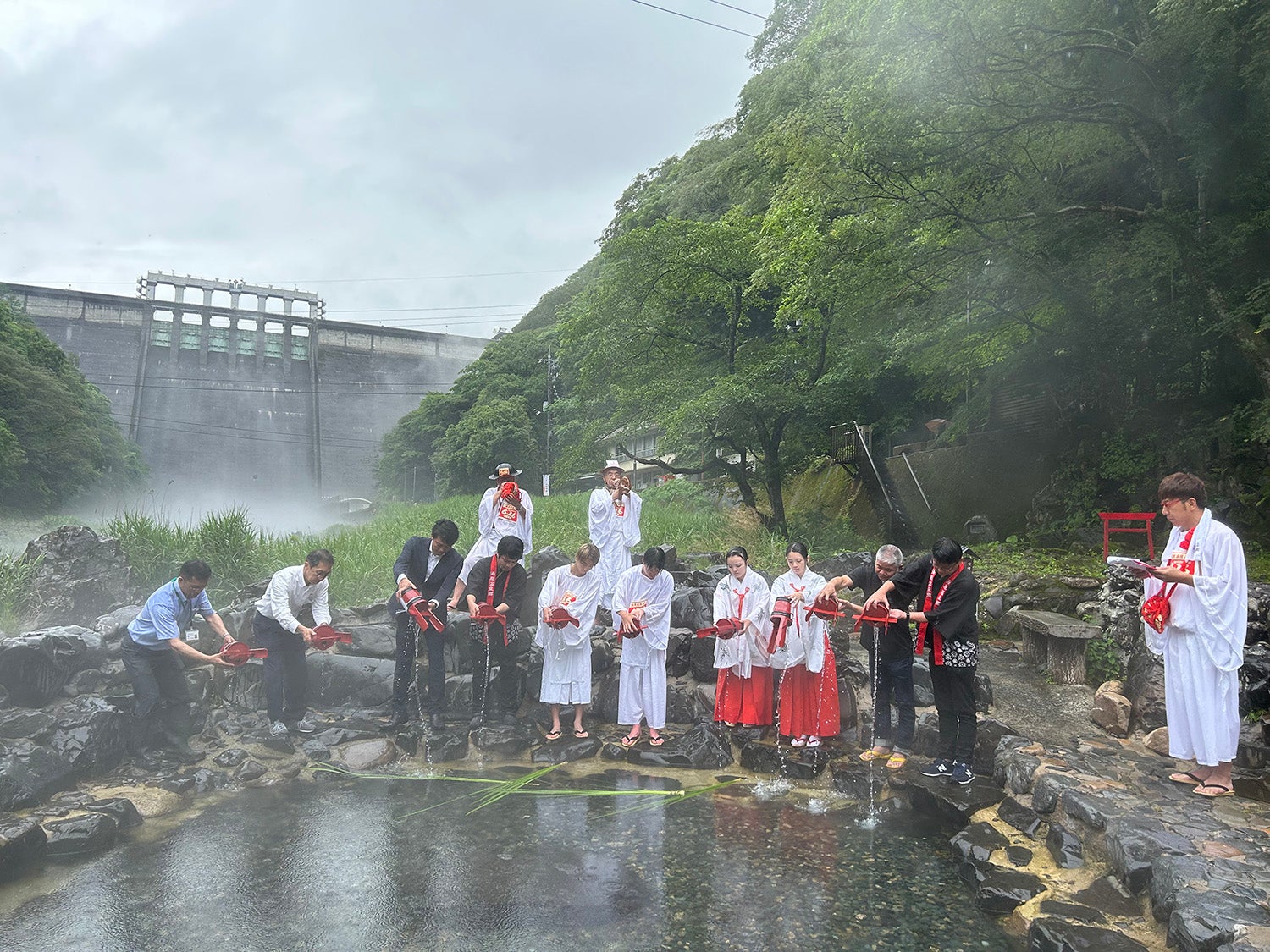 露天風呂の日に行われる湯原温泉の神事