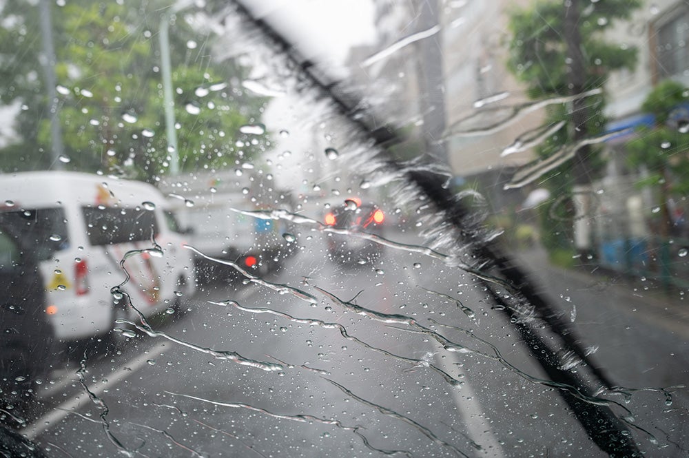 ワイパーを作動した雨天時の走行イメージ