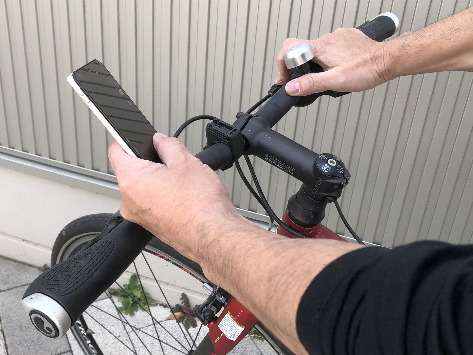 スマートフォンを見ながら自転車に乗る男性