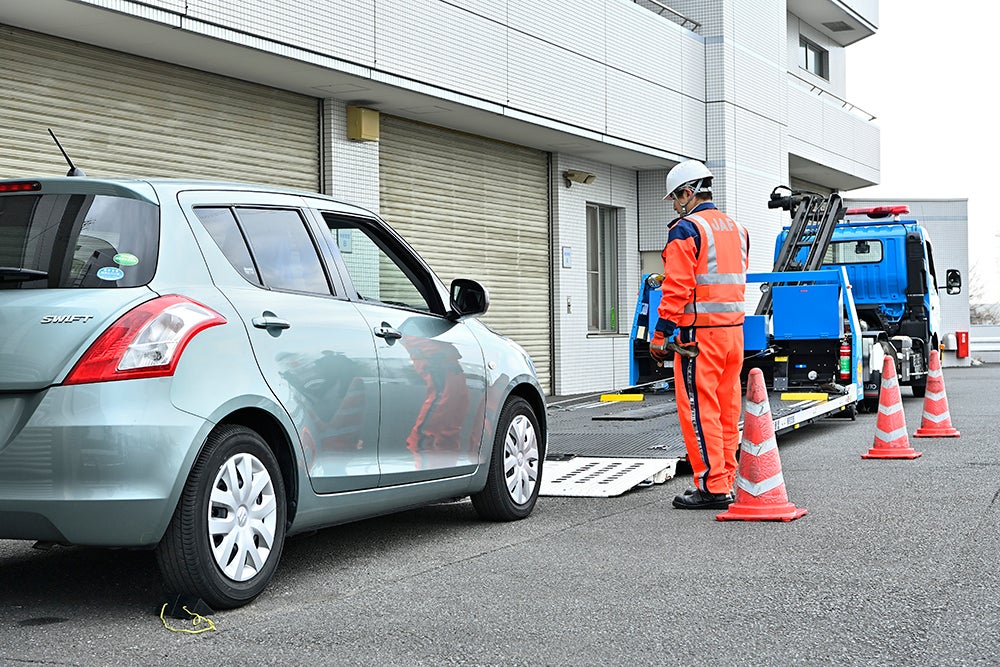 積載作業は荷台を降ろして作業するため、車両の後方に乗用車3～4台分ほどのスペースが必要