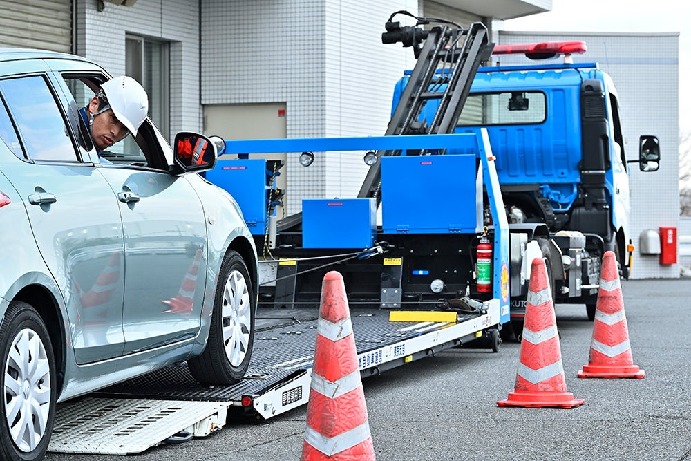 故障車に乗り込みブレーキを踏める状態で、無線リモコンでゆっくりと引っ張っていく