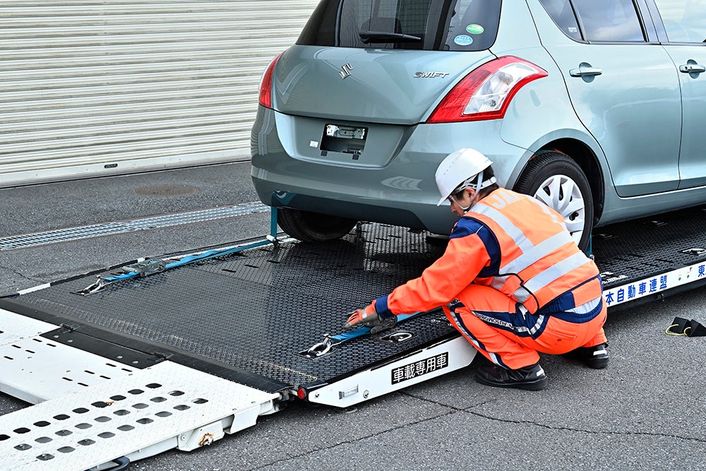 パンクなどでタイヤでの固定ができない場合は、故障車についている固定用のフックなどを使用して固定を行う