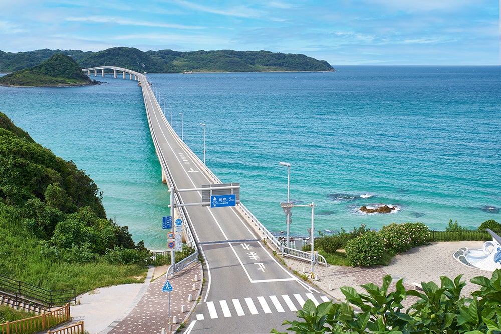 橋を渡った場所にある交差点の風景