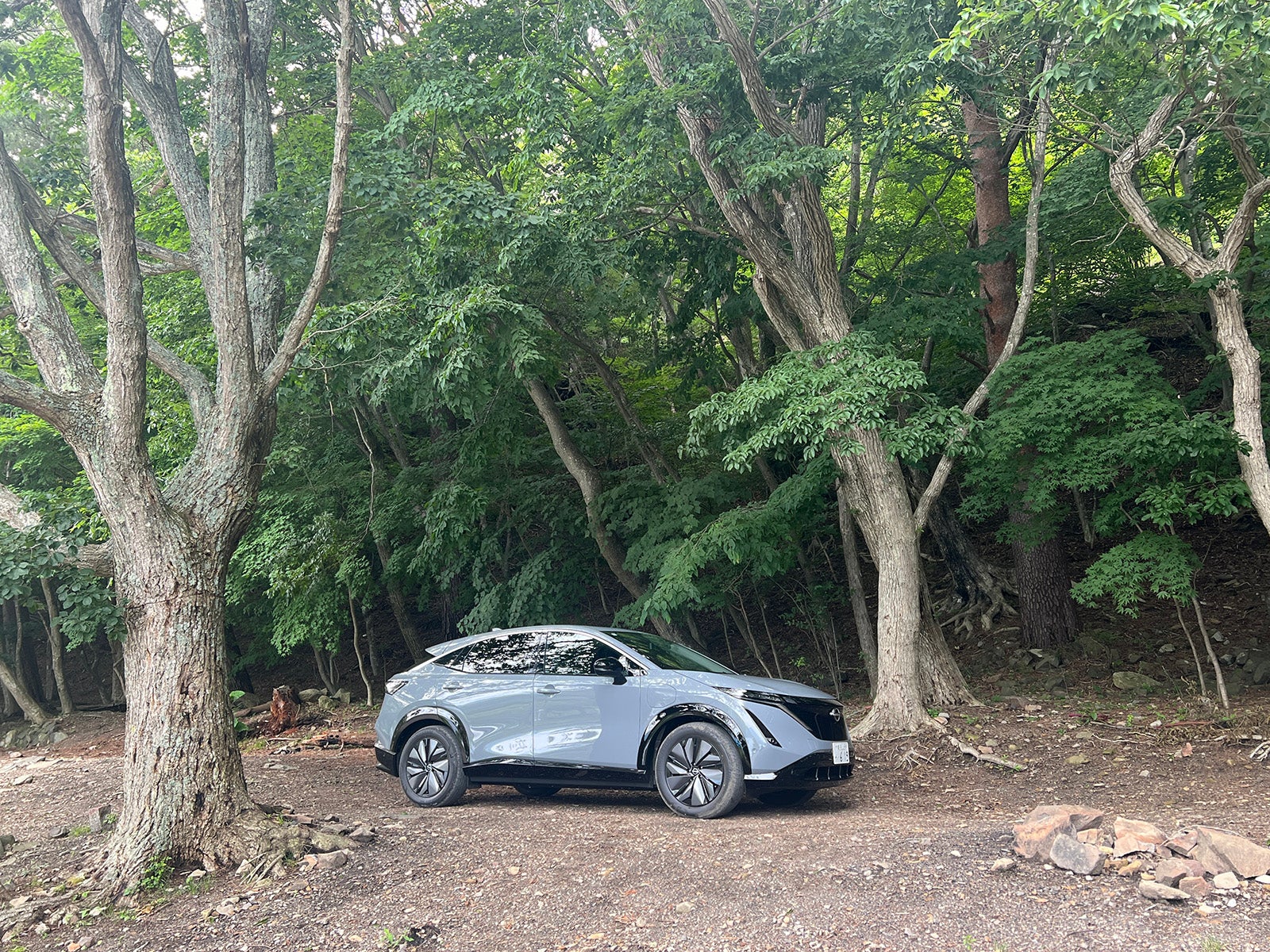 日陰での車中泊イメージ