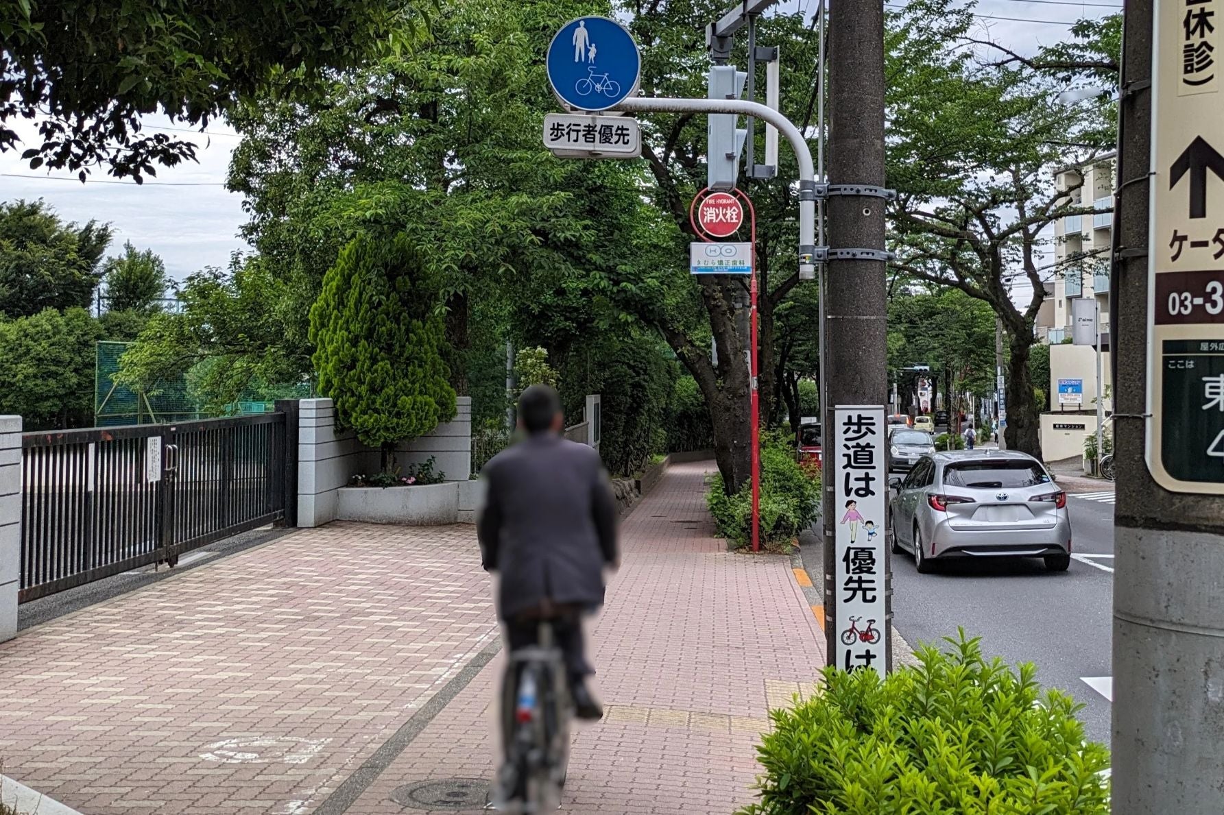 歩道を走行する自転車