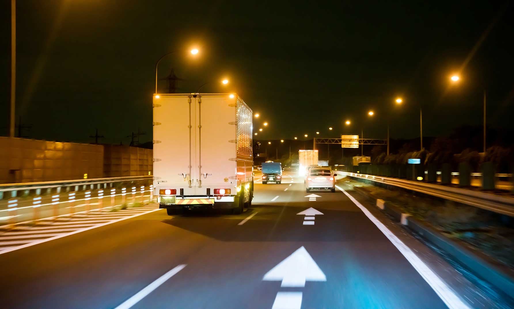 夜間の高速道路