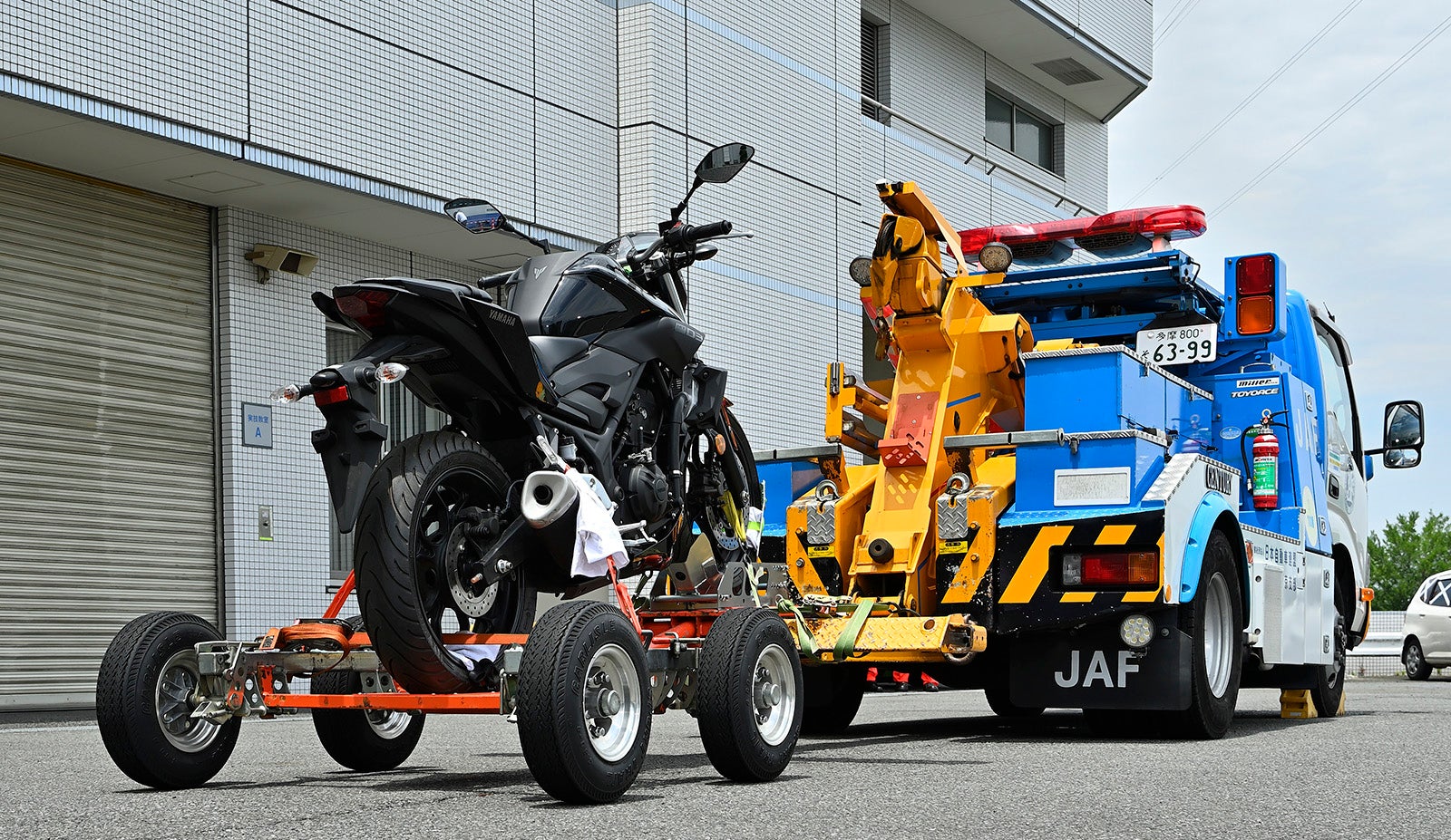 二輪アタッチメントでのバイクのけん引写真