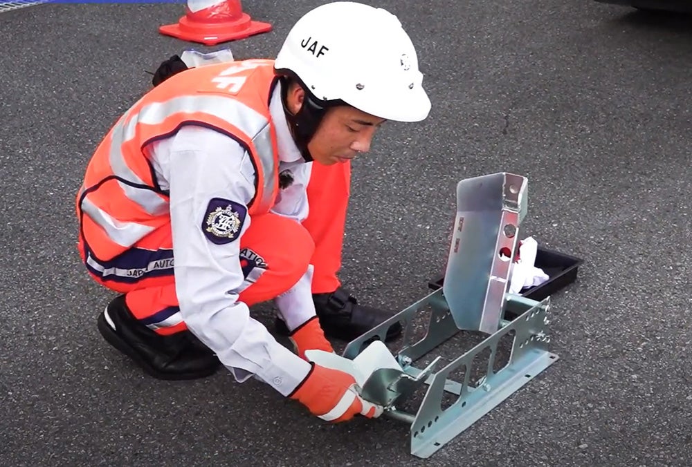 けん引するバイクの前輪サイズに合わせ前輪を固定するスタンドを組み上げる