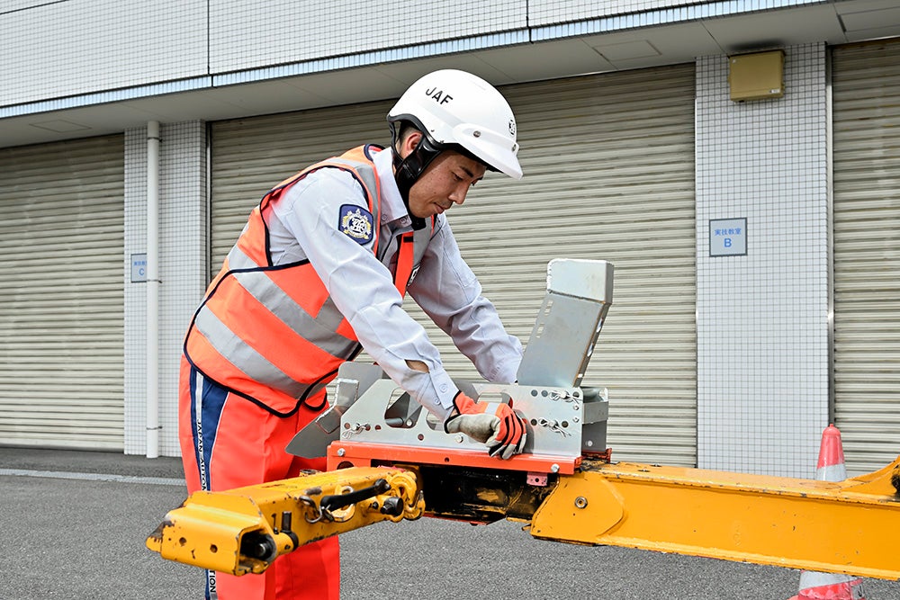 組み上げたスタンドをスタンドベースに固定しレッカー装置の先端に取り付ける